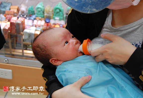 陳寶寶(新北永和區嬰兒寶寶滿月剃頭理髮、免費嬰兒剃胎毛儀式吉祥話)。中國風會場，爸媽寶貝免費穿「日中韓」古裝禮服。專業拍照、DVD光碟、證書。★購買「臍帶章、肚臍章、胎毛筆刷印章」贈送：剃頭、收涎、抓周，三選一。 2015.10.26 照片16